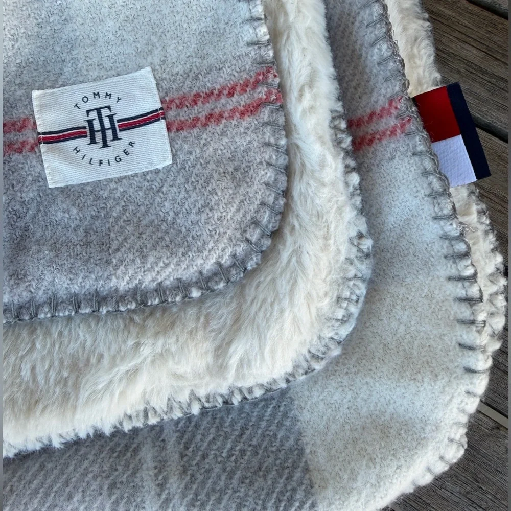 Tommy Hilfiger Faux Cashmere Plush Throw Blanket Plaid Gray Cream Red 50x70 GUC